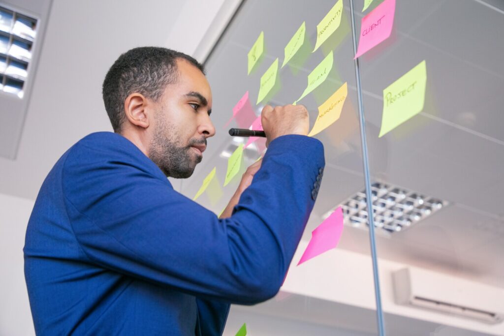 Profissional organizando post-its para avaliar situação atual