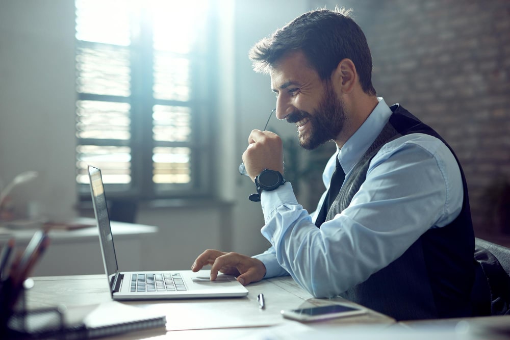Profissional usando notebook para automação fiscal no escritório