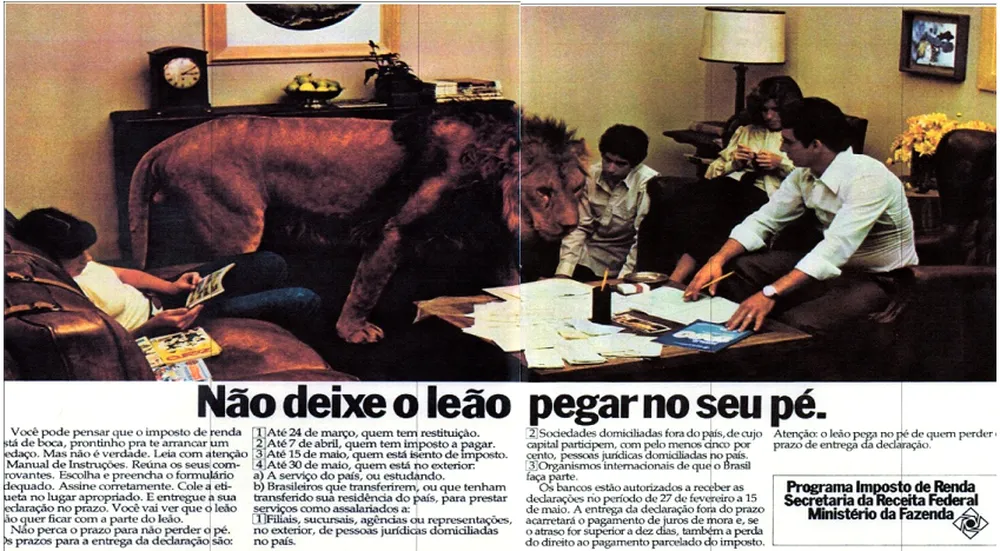 Anúncio antigo do Programa Imposto de Renda da Receita Federal com a frase “Não deixe o leão pegar no seu pé”, mostrando um leão dentro de uma sala de estar enquanto pessoas preenchem documentos fiscais.
