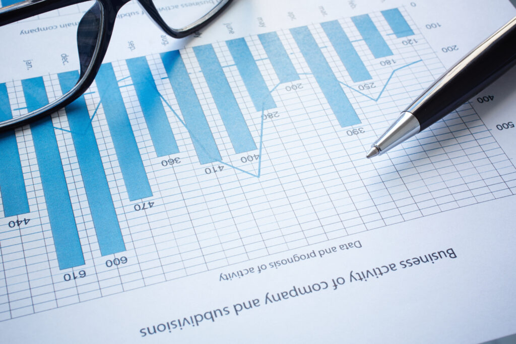 Gráfico financeiro impresso com linha de tendência e dados