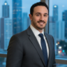 Retrato profissional de homem de terno em fundo corporativo