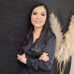 Retrato profissional de mulher com braços cruzados