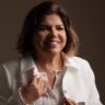 Retrato profissional de mulher sorridente em camisa branca