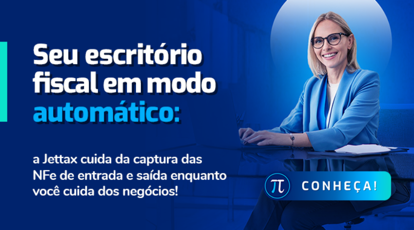 Mulher loira com óculos e blazer azul sentada em frente a um computador, com texto sobre automação fiscal da Jettax.
