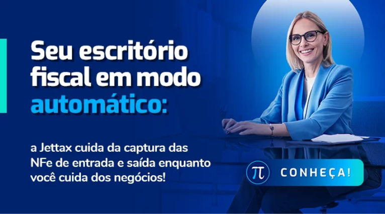 Mulher sorrindo com blazer azul sentada em frente a uma mesa com um notebook e papéis com fundo azul e o logo da Jettax no ca