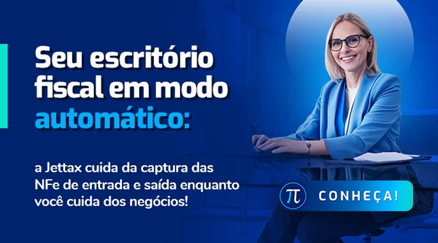 Mulher sorrindo, loira, óculos, blazer azul. Mesa com caderno. Fundo azul escuro com círculo claro. Botão azul com símbolo Pi