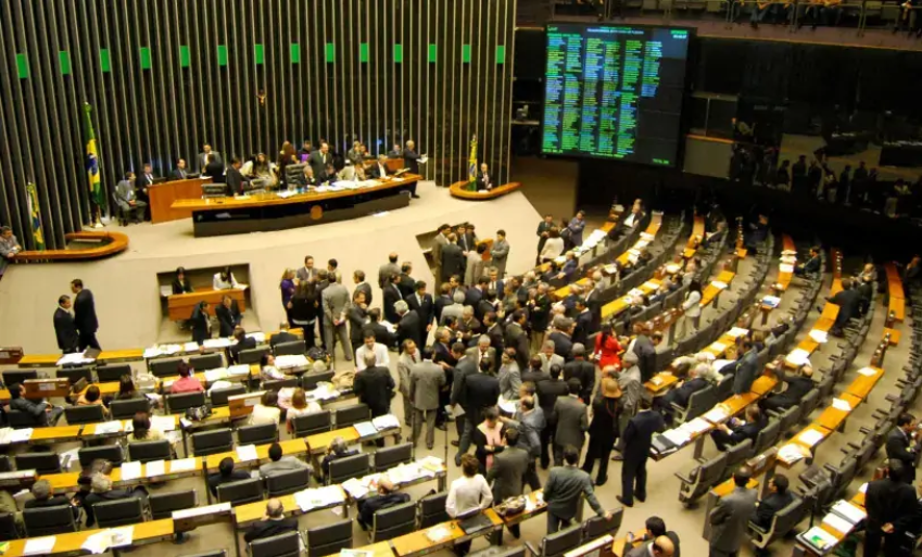 Plenário lotado durante sessão; aumento do limite do MEI em 2026 pode ser aprovado.
