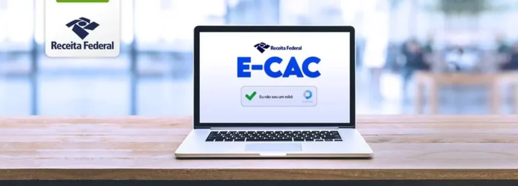 Notebook com tela do portal e-CAC da Receita Federal