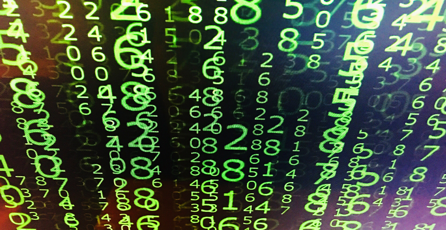 Fluxo de números digitais verdes em tela escura, representando dados fiscais, novos padrões de NF-e e NFC-e.