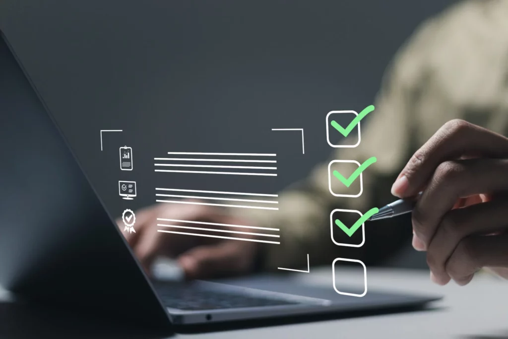 Checklist digital de conformidade sendo validado em computador, simbolizando auditoria interna, controle fiscal, compliance tributário e gestão documental empresarial.