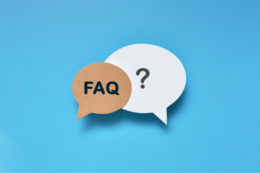Ilustração com dois balões de conversa, um com a palavra "FAQ" e outro com um ponto de interrogação, representando perguntas frequentes sobre crescimento de escritórios contábeis.